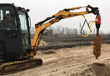 road1.by - Роад Инженеринг - аренда мини-экскаватора Komatsu PC 14 R-2 с буром и гидромолотом